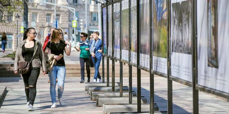 Фото: mos.ru Фотовыставку, приуроченную ко Дню России, открыли на Цветном бульваре