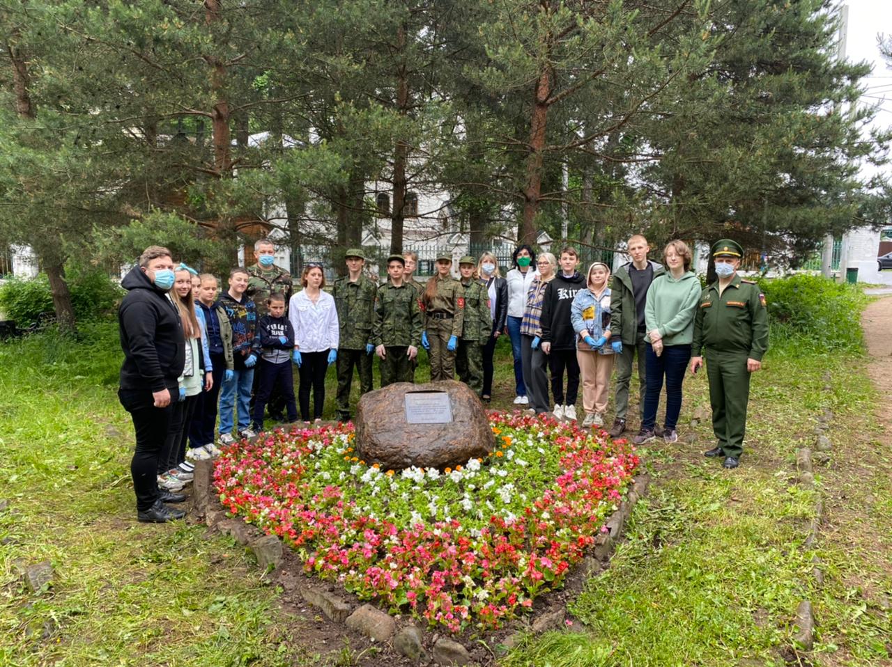 Юнармейцы школы №2005 привели в порядок территорию у стелы на Новогорской