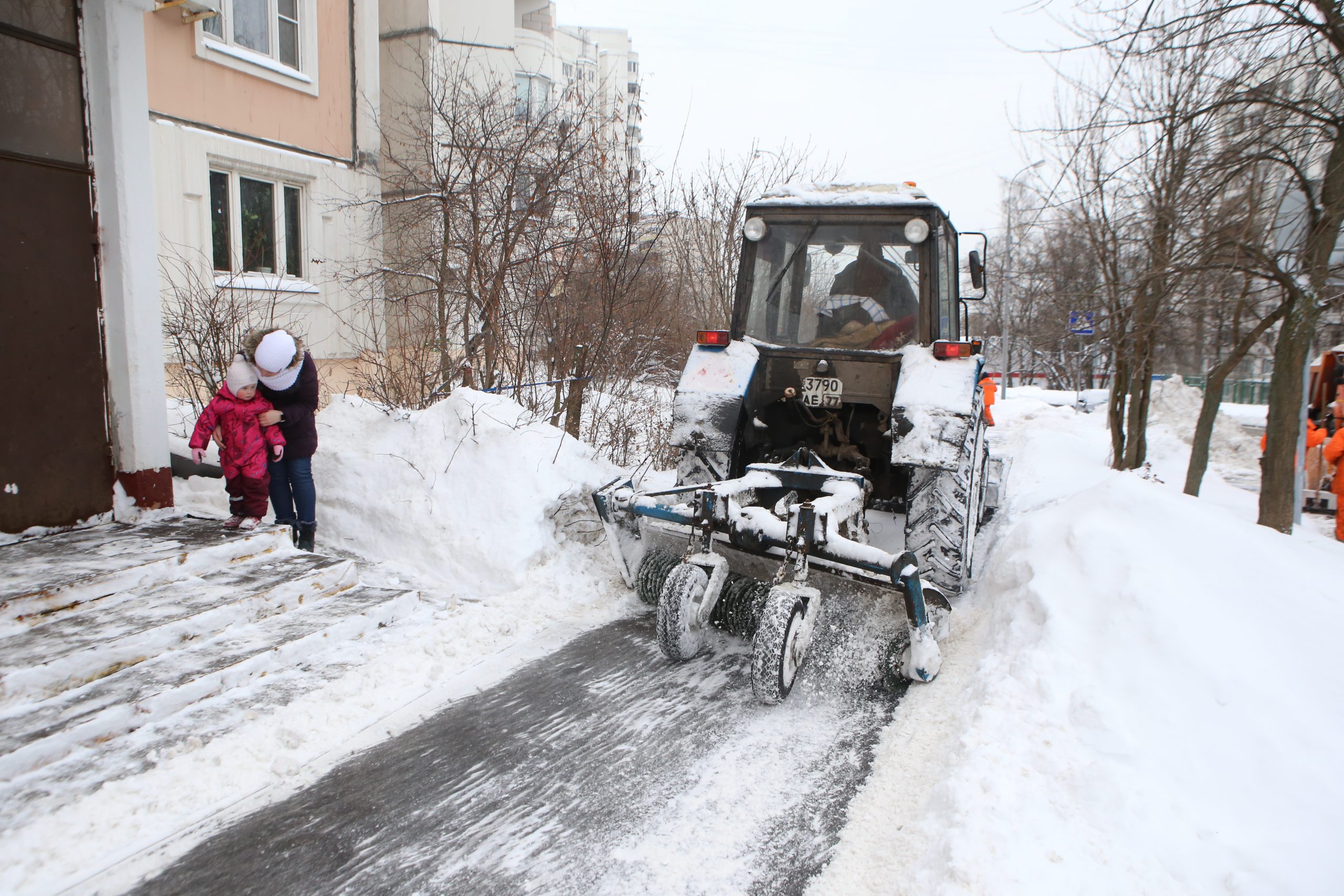 Снег во дворах москвы. Снегоуборочная техника для тротуаров. Уборка снега во дворах. Кучи снега во дворе. Машина для уборки снега во дворе.